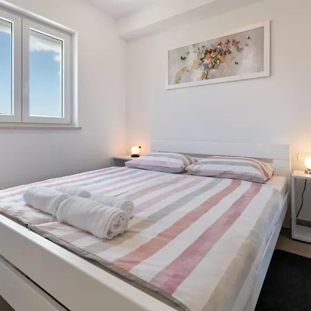 Kana By Rent Istria * 乌马格